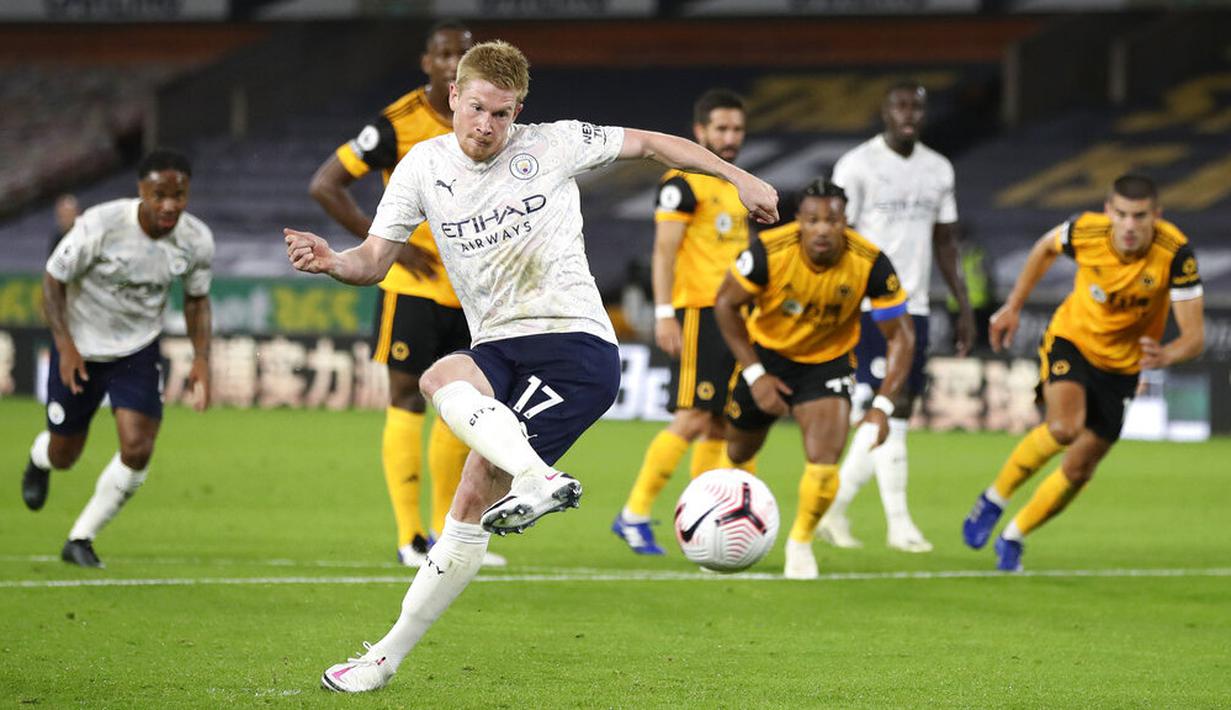 Penyerang Manchester City, Kevin De Bruyne, melepaskan tendangan penalti saat melawan Wolverhampton Wanderers pada laga Liga Inggris di Stadion Molineux, Senin (21/9/2020). Manchester City menang dengan skor 3-1. (Nick Potts/Pool via AP)
