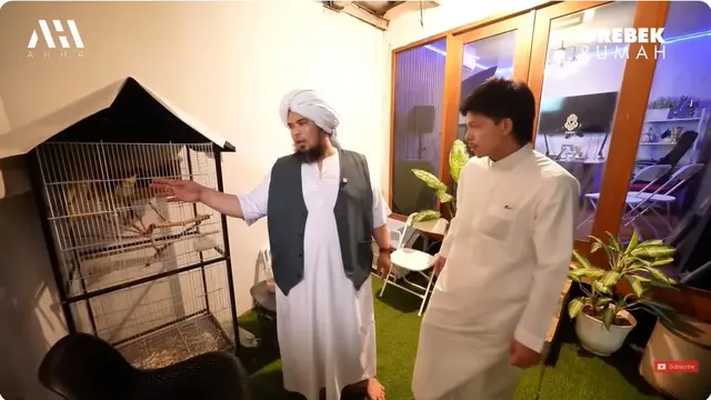 7 Potret Rumah Ustaz Derry Sulaiman, Ada Koleksi Kaligrafi dan Studio Podcast