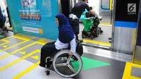Penyandang disabilitas usai menaiki kereta MRT di Jakarta, Kamis (21/3). Dalam kesempatan tersebut mereka dapat menikmati fasilitas yang di sediakan untuk disabilitas. (Liputan6.com/Angga Yuniar)