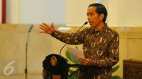 Presiden Joko Widodo memberi keterangan saat melakukan pertemuan dengan pelaku industri jasa keuangan di Istana Negara, Jakarta, Jumat (13/1). Jumlah UMKM di Indonesia terbilang cukup besar, yaitu lebih dari 50 juta UMKM. (Liputan6.com/Angga Yuniar)