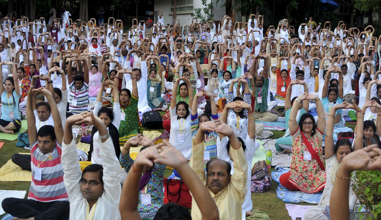 Sejumlah orang berpartisipasi dalam sesi yoga menjelang peringatan Hari Yoga Sedunia, di Art of Living ashram di Bengaluru, India, Sabtu (13/5/2015). Hari Yoga Dunia dirayakan pada 21 Juni. (REUTERS/Abhishek N. Chinnappa)