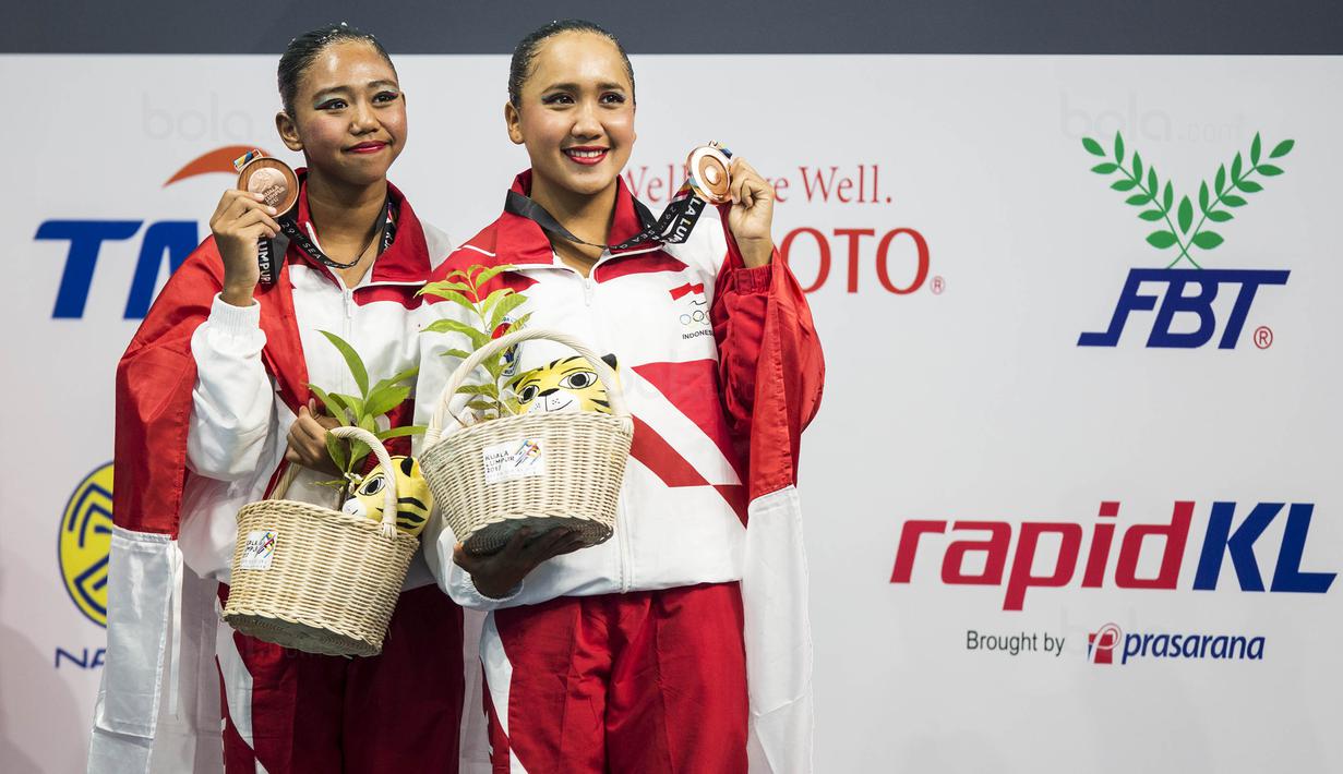 Pasangan Anisa Feritrianti dan Claudia Megawati, saat tampil pada cabang renang indah di Aquatic Center, Kuala Lumpur, Kamis (18/8/2017). Pasangan ini berhasil meraih medali perunggu. (Bola.com/Vitalis Yogi Trisna)