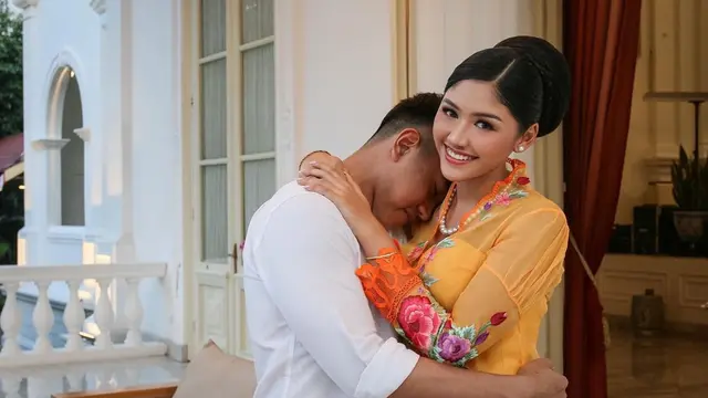 8 Gaya Romantis Erina Gudono dan Kaesang Pangarep yang Ngebucin di Depan Istana Merdeka