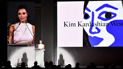 Kim Kardashian menerima penghargaan Influencer CFDA dalam acara CFDA Fashion Awards 2018 di Brooklyn Museum, New York City (4/6). Kim menerima piala penghargaan 'Influencer Award' dari asosiasi desainer Amerika Serikat.  (Theo Wargo / Getty Images / AFP)