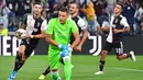 Striker Juventus, Cristiano Ronaldo, melakukan selebrasi usai membobol gawang Verona pada laga Serie A di Stadion Juventus, Sabtu (21/9/2019). Juventus menang 2-1 atas Verona. (AP/Alessandro Di Marco)