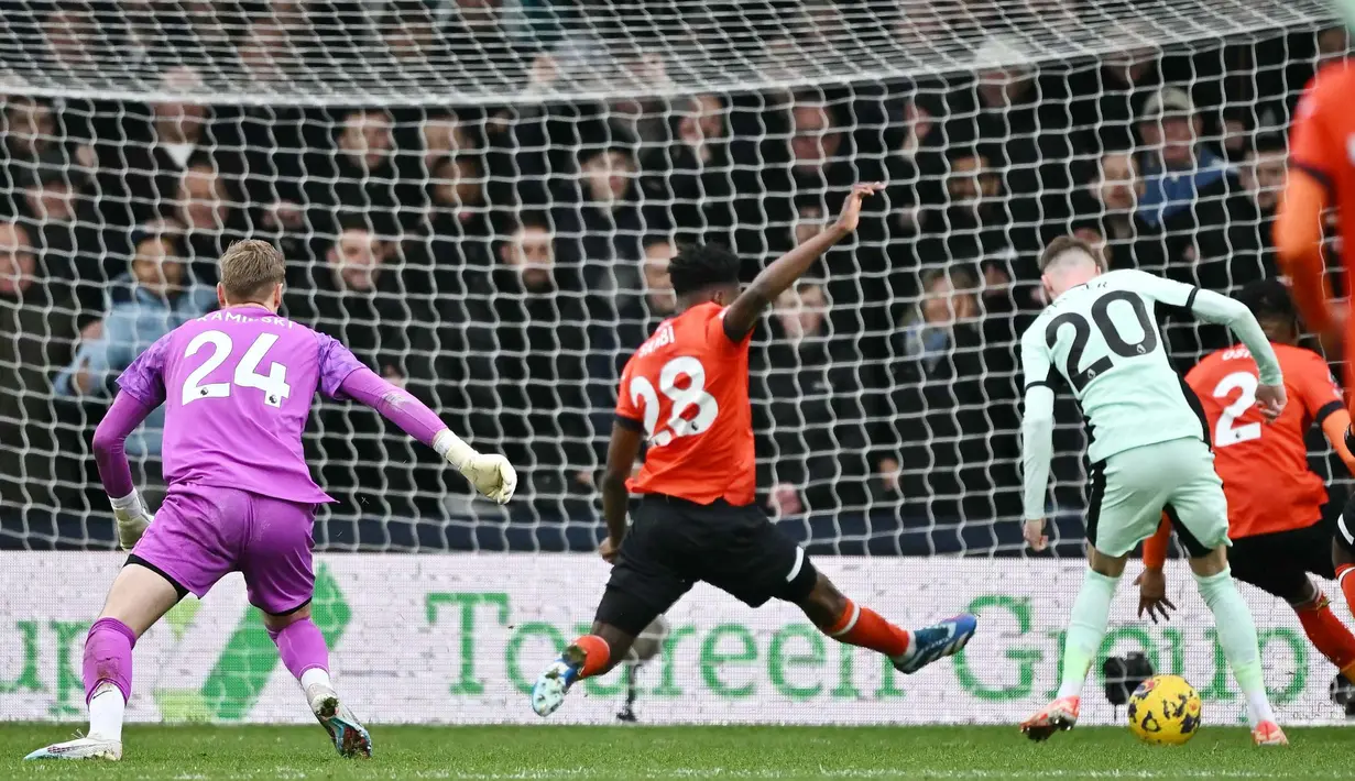 Pemain Chelsea, Cole Palmer, mencetak gol ke gawang Luton Town pada laga pekan ke-20 Premier League 2023/2024 di Kenilworth Road, Sabtu (30/12/2023). (AFP/Ben Stansall)