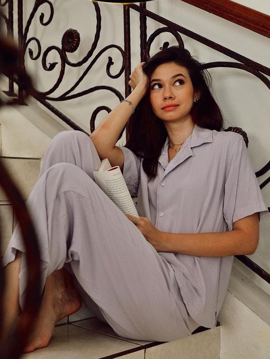 Membaca buku bisa di mana saja, seperti membaca buku di tangga rumah. Momen Yuki Kato membawa buku saat bersantai ini berhasil mencuri perhatian. Ekspresi Yuki seperti berpikir usai membaca buku. Foto ini pun banjir like dan komentar dari netizen. (Liputan6.com/IG/@yukikt)