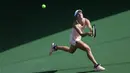 Petenis wanita AS Catherine Bellis memukul bola saat melawan petenis Belgia, Elise Mertens dalam Kejuaraan Dubai Duty Free Tennis Championship di Dubai (20/2). Bellis merupakan petenis profesional  yang masih berusia 18 tahun. (AP Photo / Kamran Jebreili)