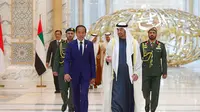 Presiden Jokowi mendapat penghargaan sipil tertinggi 'Order of Zayed' dari Presiden UEA Mohamed bin Zayed Al Nahyan alias MBZ. (Foto: Muchlis Jr - Biro Pers Sekretariat Presiden)