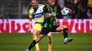 <p>Penyerang Sassuolo, Gianluca Scamacca mengontrol bola dari kawalan bek Juventus, Leonardo Bonucci selama pertandingan lanjutan Liga Serie A Italia di stadion Citta del Tricolore di Reggio Emilia, Selasa (26/4/2022). Juventus menang tipis atas Sassuolo 2-1. (AFP/Marco Bertorello)</p>