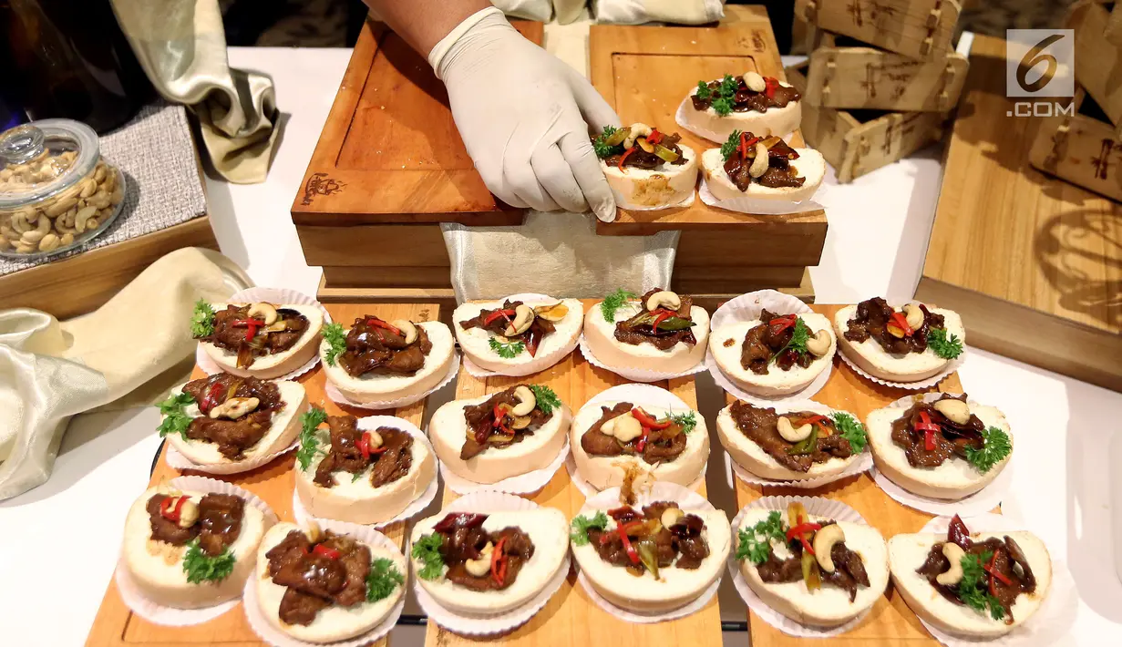 Seorang chef menata makanan dalam festival kuliner "Flavors of The World" di Plaza Indonesia, Jakarta, Jumat (3/11). Festival kuliner internasional ini menampilkan menu dari belahan dunia yang berlangsung selama November 2017. (Liputan6.com/Johan Tallo)