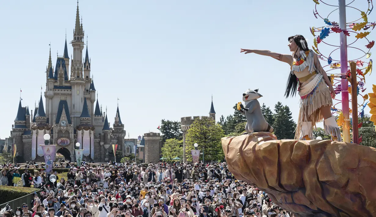 <p>Parade Ini untuk memperingati 40 tahun Tokyo Disneyland. (AFP/Richard A. Brooks)</p>