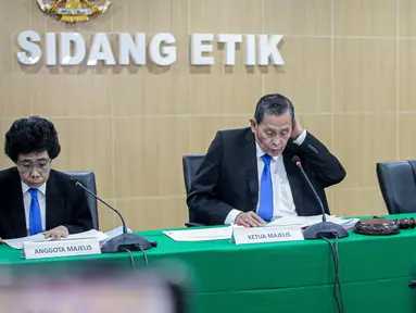 Dewan Pengawas Komisi Pemberantasan Korupsi (Dewas KPK) menggelar sidang putusan atas kasus dugaan pelanggaran kode etik pada ketua nonaktif KPK Firli Bahuri, Jakarta, Rabu (27/12/2023). Dewas KPK mengusut tiga dugaan pelanggaran etik yang diduga dilakukan oleh Firli Bahuri, yaitu soal pertemuannya dengan mentan Menteri Pertanian Syahrul Yasin Limpo (SYL) yang diduga tengah berperkara di KPK, serta soal LHKPN yang diduga tidak sesuai, dan kehidupannya yang bermewah-mewahan. (Liputan6.com/Faizal Fanani)