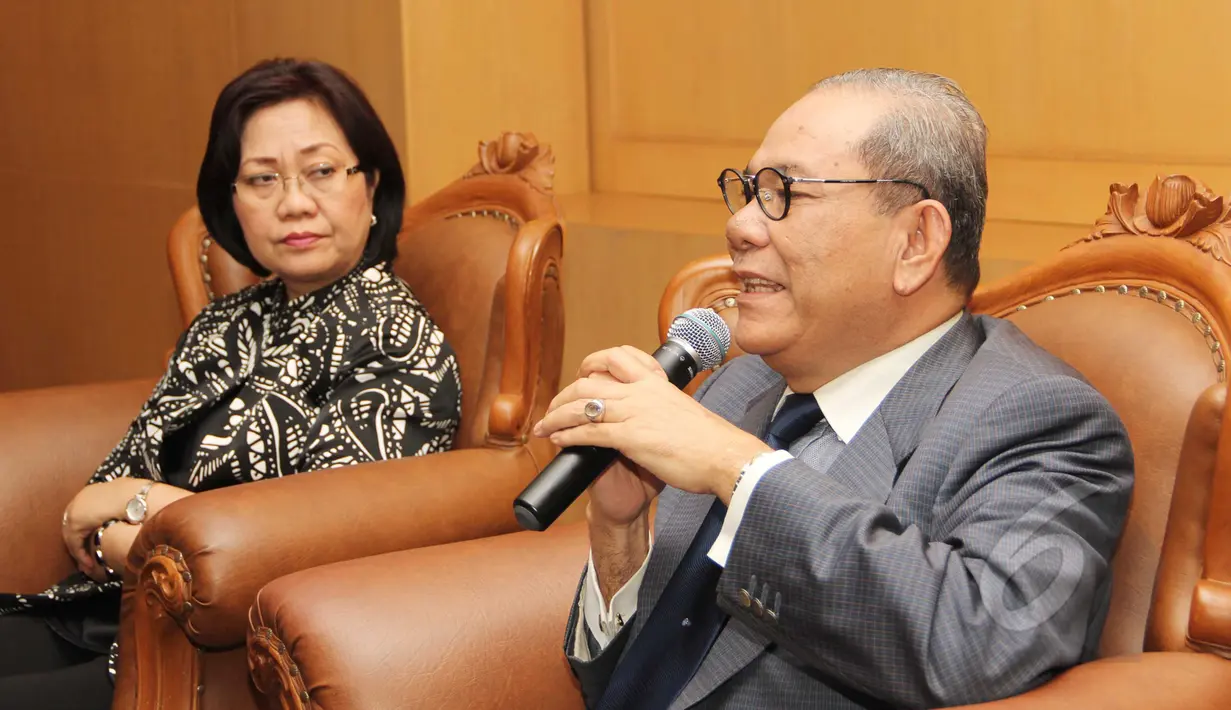 Ketua Komisi II DPR RI Rambe Kamarulzaman (kanan) dan peneliti senior LIPI Prof Dr Siti Zuhro dalam Dialog Pilar Negara bertema "Pemilu Serentak di Seluruh Indonesia" di Komplek Parlemen Senayan, Jakarta, Senin (13/4/2015). (Liutan6.com/Helmi Afandi)