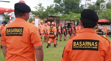 Kantor Pencarian dan Pertolongan (Basarnas) Gorontalo mengikuti apel gelar pasukan dan peralatan SAR di Kantor SAR Gorontalo, Senin (27/5/2019). Apel khusus secara interen ini merupakan langkah awal kesiapsiagaan personel dan peralatan SAR untuk pengamanan lebaran. (Liputan6.com/Arfandi Ibrahim)