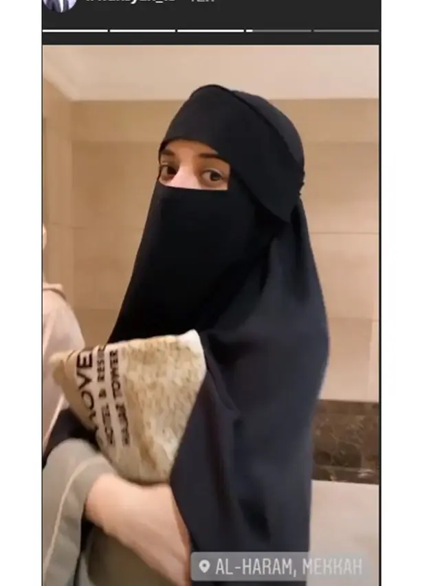 Curi Perhatian, Ini 5 Penampilan Zaskia Sungkar Gunakan Cadar saat Umroh