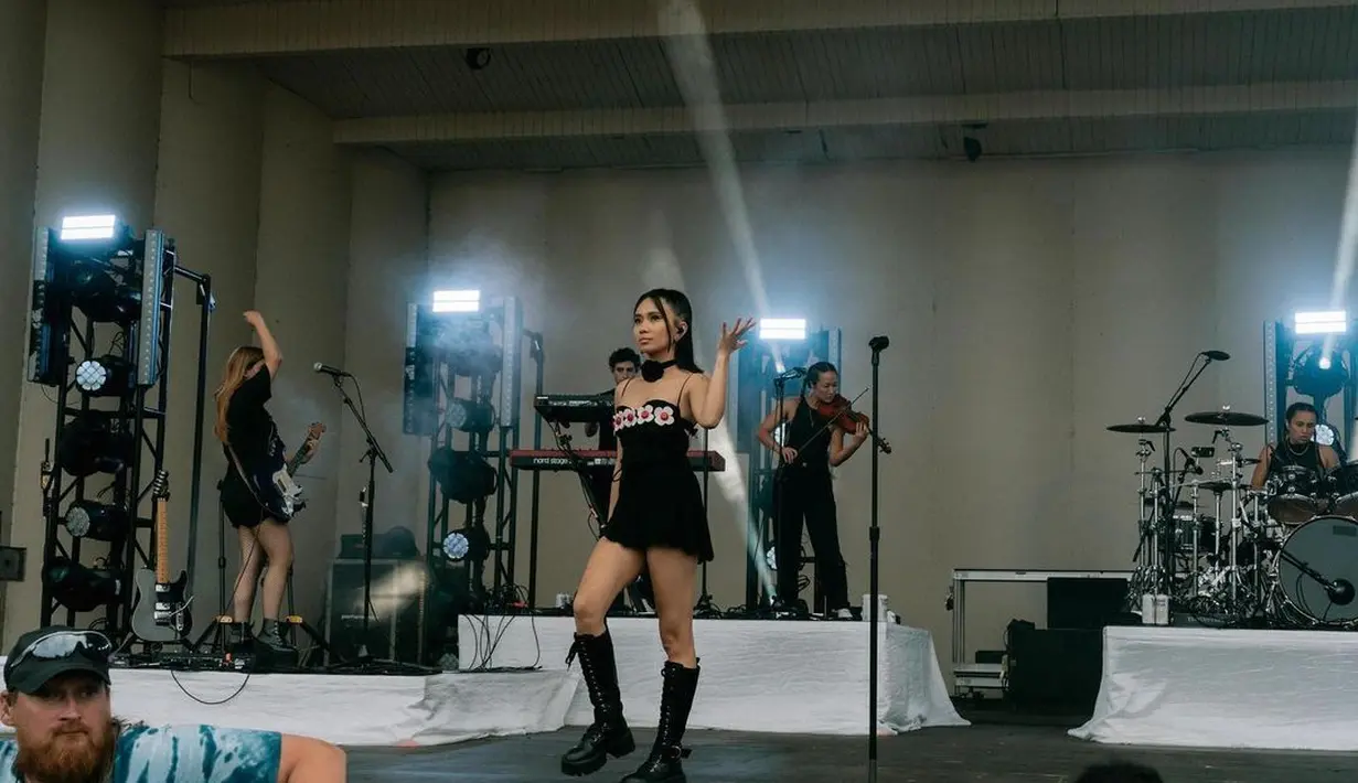 Solois asal Jakarta ini untuk kali pertama tampil di festival tahunan bergengsi itu. [Instagram/nikizefanya]