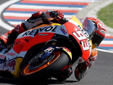 Dalam kualifikasi yang berlangsung di Rio Hondo International circuit, Minggu (19/4/2015) dini hari WIB, Marquez berhasil mencatatkan waktu tercepat 1 menit 38,602 detik.  (AP Photo/Natacha Pisarenko)