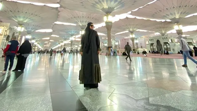 6 Potret Okky Lukman Ibadah Umrah, Menawan dengan Cadar