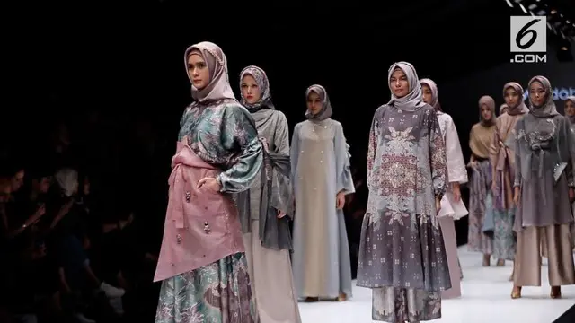 Komunitas hijab kini semakin mantap mengisi industri fashion dalam negeri, hal ini terlihat di Jakarta Fashion Week 2018.
