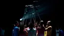 Penari memegang kruk saat tampil dalam produksi tari kontemporer Ubuntu di Teresa Carreno Theatre, Venezuela,  4 Desember 2018. AM Danza bekerja dengan 50 pemuda yang mengejar hasrat mereka untuk berdansa meskipun ada keterbatasan. (AP/Fernando Llano)