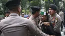 Aparat kepolisian mengamankan salah satu massa yang mengaku dari Himpunan Mahasiswa Islam unjuk rasa di depan Gedung KPK, Jakarta, Rabu (18/9/2019). Dalam aksinya, mereka menolak pimpinan KPK terpilih periode 2019-2023. (Liputan6.com/Helmi Fithriansyah)