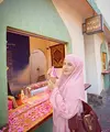 Melalui unggahan Instagram, beauty influencer ini tak hanya memperlihatkan kekhusyukan ibadahnya, tetapi juga momen-momen kecil yang terasa hangat dan personal. Salah satunya adalah saat Tasya ikut mencicipi Rose Ice Cream yang tengah viral di Madinah. [@tasyafarasya].