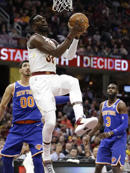 Pebasket Cleveland Cavaliers, Jeff Green, berusaha memasukan bola saat melawan New York Knicks pada laga NBA di Quicken Loans Arena, Cleveland, Minggu (29/10/2017).  Cleveland Cavaliers kalah 114-95 dari New York Knicks. (AP/Tony Dejak)