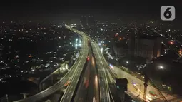 Suasana akses masuk tol layang Jakarta-Cikampek yang ditutup di Bekasi, Jawa Barat, Jumat (24/4/2020). Petugas kepolisian melakukan penutupan tol Elevated atau jalan tol layang Jakarta-Cikampek sebagai langkah menjalankan aturan larangan mudik. (Liputan6.com/Herman Zakharia)