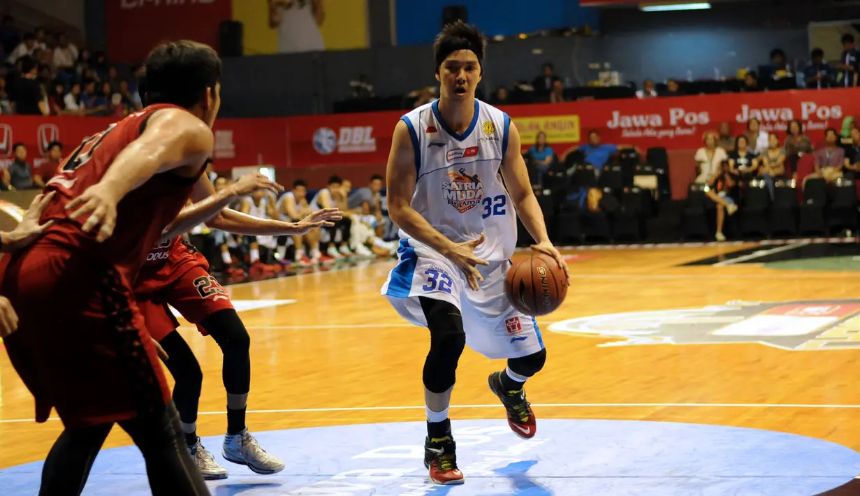 Pebasket Satria Muda Britama Jakarta, Rony Gunawan (kanan) berusaha melewati hadangan pemain Stadium Jakarta di laga NBL Championship 2015, Sabtu (2/5/2015). Satria Muda unggul tipis 61-59 atas Stadium Jakarta. (Liputan6.com/Helmi Fithriansyah)