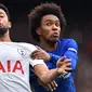 Gelandang Tottenham, Mousa Dembele, mengamankan bola dari gelandang Chelsea, Willian, pada laga Premier League di Stadion Stamford Bridge, London, Minggu (1/4/2018). Chelsea kalah 1-3 dari Tottenham. (AFP/Glyn Kirk)