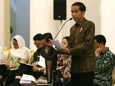 Presiden Joko Widodo (Jokowi) memimpin sidang kabinet paripurna di  Istana Kepresidenan Bogor, Senin (29/5). Rapat membahas persiapan Idul Fitri 1438 H, pemantauan harga bahan pokok dan menjaga momentum pertumbuhan ekonomi. (Liputan6.com/Angga Yuniar)