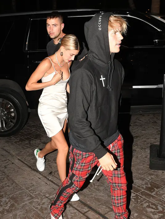 Usai itu, Hailey dan Justin terlihat pergi ke Casa Tua untuk makan dan kemudian pergi ke sebuah kelab malam. (BACKGRID/People)