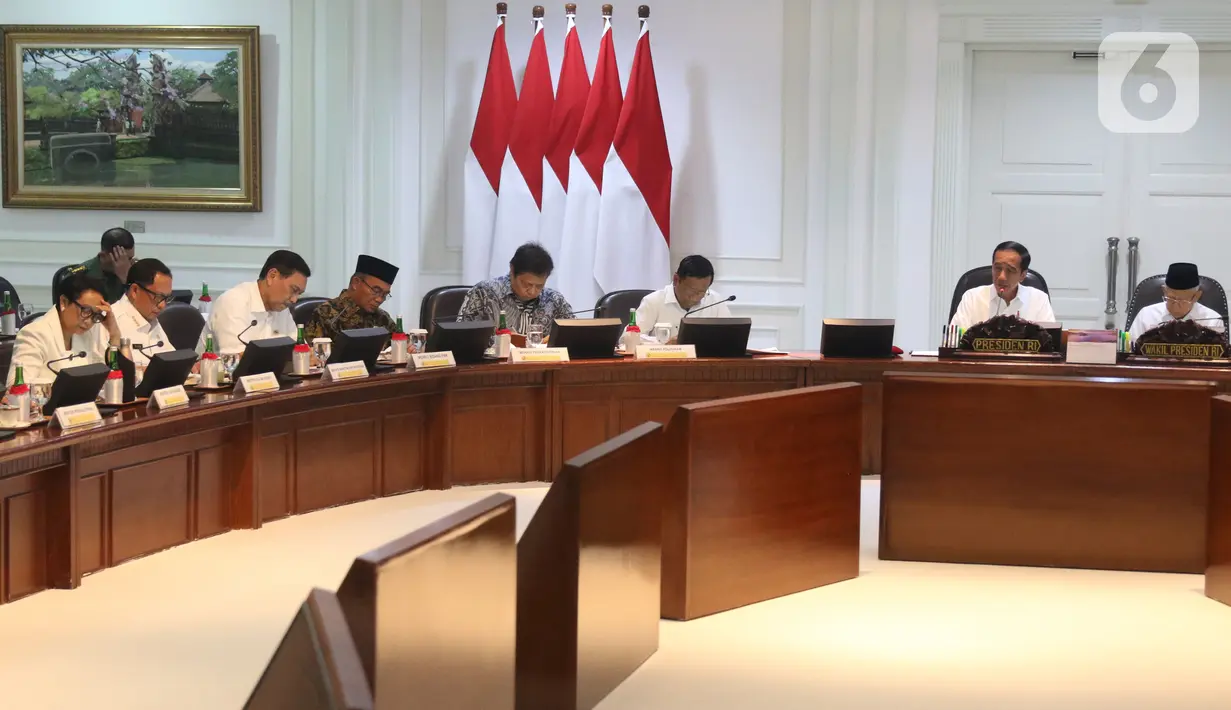 Presiden Joko Widodo didampingi Wakil Presiden Ma'ruf Amin memimpin rapat terbatas (ratas) di Kantor Presiden, Jakarta, Rabu (30/10/2019). Ratas perdana dengan jajaran menteri Kabinet Indonesia Maju itu membahas Penyampaian Program dan Kegiatan di Bidang Perekonomian. (Liputan6.com/Angga Yuniar)
