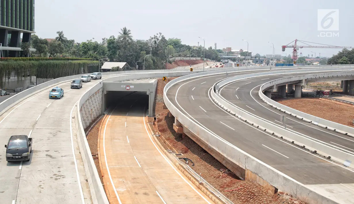 Kendaraan melintas di Tol Depok-Antasari seksi 1 usai diresmikan Presiden Joko Widodo kemarin (27/9) di Jakarta, Jumat (28/9). Sementara itu, selama seminggu ke depan, tarif tol Desari masih gratis. (Liputan6.com/Faizal Fanani)