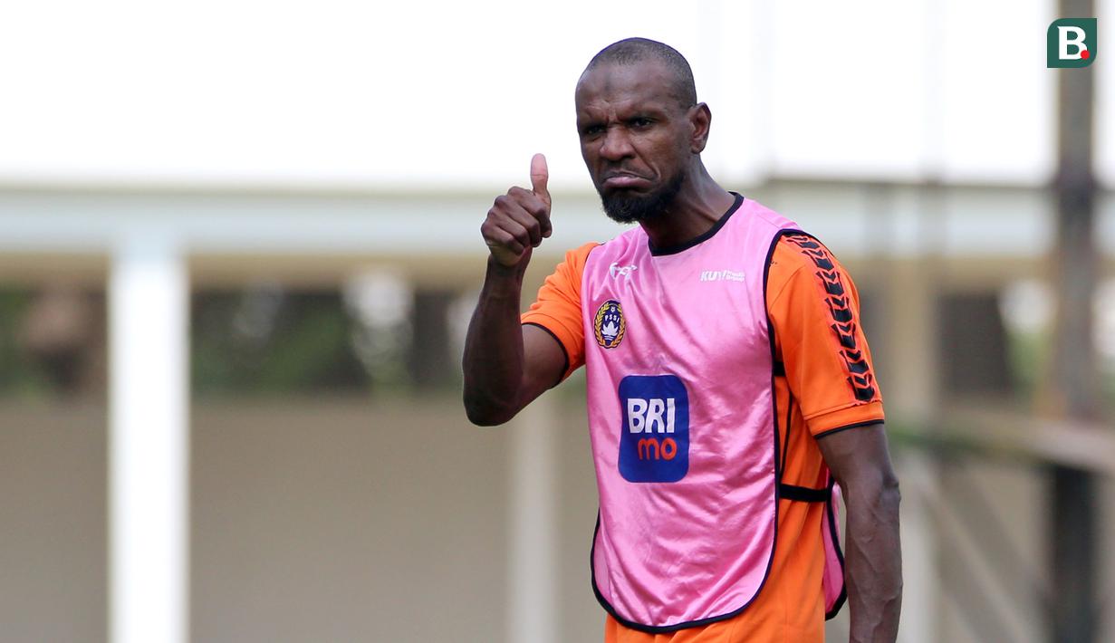 <p>Legenda sepak bola Prancis, Eric Abidal bermain pada acara puncak BRImo Future Garuda yang bertajuk FOURFEO Mini Tournament di Stadion Madya, Jakarta, Kamis (01/06/2023). (Bola.com/Bagaskara Lazuardi)</p>