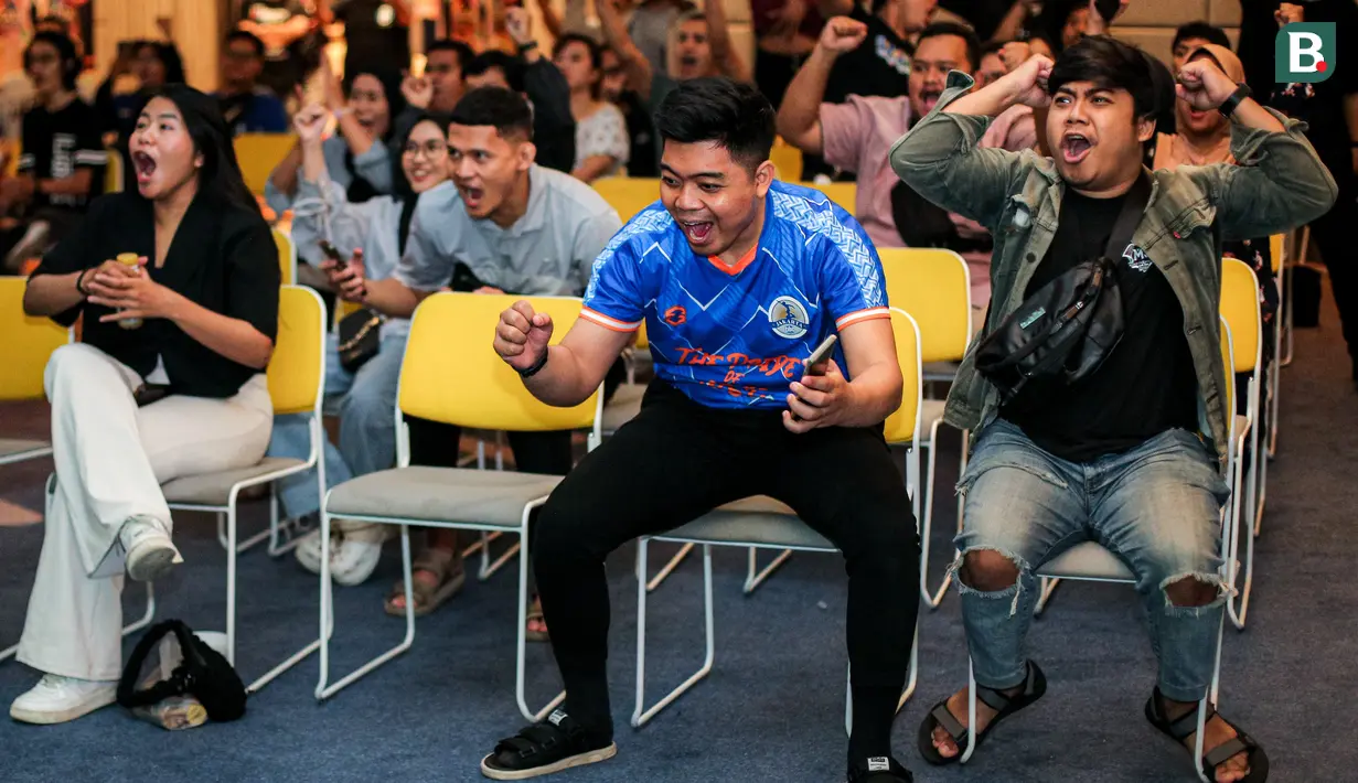 Para pendukung Chelsea yang tergabung dalam Chelsea Indonesia Supporters Club (CISC) merayakan gol kedua timnya ke gawang West Ham yang dicetak oleh Conor Gallagher saat Roaring Night Liga Inggris 2023/2024 di Hotel Ibis Tanah Abang, Jakarta, Minggu (05/05/2024). (Bola.com/Bagaskara lazuardi)