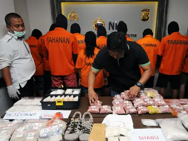 Dit Resnarkoba Polda Metro Jaya menggelar sejumlah barang bukti narkoba di Mapolda Metro Jaya, Kamis (13/11/2014). (Liputan6.com/Helmi Fithriansyah)