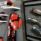 Beragam aksesori dan apparel Honda CRF 150L. (Septian/Liputan6.com)