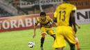 Pemain Tulehu, Rizky Pellu  yang kaya pengalaman, dipercaya sebagai kapten Mitra Kukar. (Bola.com/Nicklas Hanoatubun)