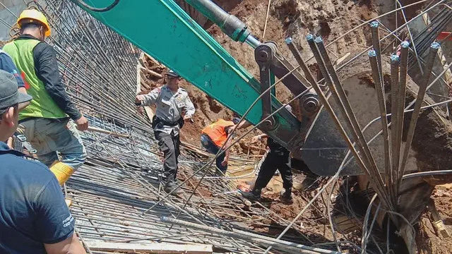 Petugas Tengah Berupaya Mengevakuasi Korban Longsor Proyek Infrastruktur Double Track KA Bogor-Sukabumi, Minggu (17/11/2019). (Foto: Achmad Sudarno/Liputan6.com)