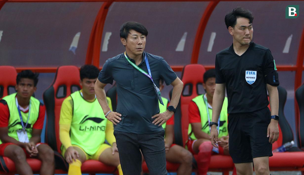 Sayang, reaksi STY seolah tak dianggap. Sementara itu, wasit cadangan berusaha menenangkan STY, dan meminta eks pelatih Timnas Korsel tersebut masuk ke area garis cadangan Timnas Indonesia. (Bola.com/Ikhwan Yanuar)