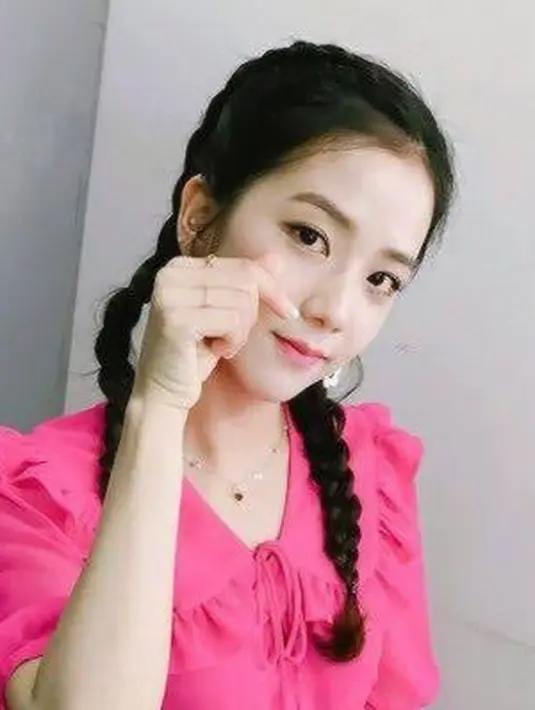 Kali ini Jisoo dengan gaya rambut kepang dua, dikepang dari atas rambut hingga ujung. (@sooyaaa__)