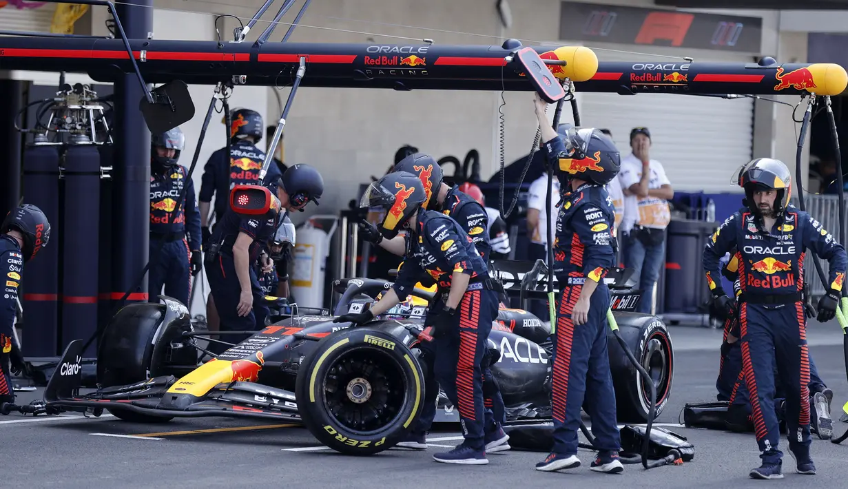 Mobil pembalap Red Bull, Sergio Perez kembali ke paddock setelah keluar dari lintasan saat balapan Formula 1 GP Meksiko 2023 yang berlangsung di Sirkuit Hermanos Rodriguez, Meksiko, Minggu (30/10/2023) dini hari WIB. (AFP/Pool/Andres Stapff)