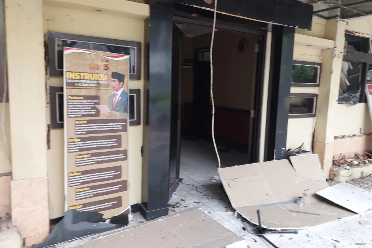 Ledakan terjadi di polsek Astana Anyar Bandung.