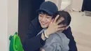 Tak hanya punya wajah yang tampan, Minho SHINee merupakan sosok yang ramah kepada semua orang terutama anak-anak. (Foto: koreaboo.com)