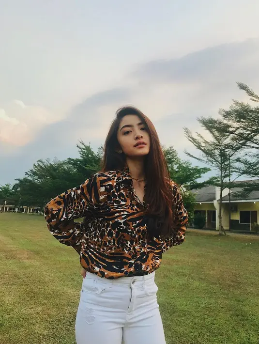 Penampilan sederhana Natalie Zenn dengan sweater putih dan dipadukan celana denim ini juga mencuri perhatian. Dengan rambut terurai, wanita yang pernah bermain di sinetron Anak Langit ini juga terlihat manis dan menawan. (Liputan6.com/IG/@nataliezenn24)