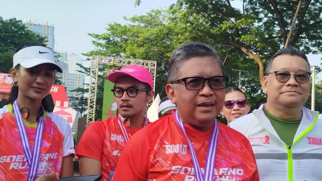 Sekretaris Jenderal DPP PDI Perjuangan (PDIP) Hasto Kristiyanto usai mengikuti Soekarno Run di Plaza Timur Senayan, Jakarta Pusat pada Minggu (18/8/2024). (Liputan6.com/Ady Anugrahadi)