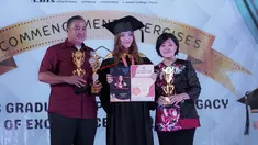 Anneth Delliecia membagikan momen bahagianya saat menjalani wisuda kelulusan sekolah. Dalam kesempatan tersebut, perempuan kelahiran Balikpapan tanggal 18 Oktober 2005 itu didampingi oleh kedua orangtuanya. Tampak, Anneth yang memegang piagam outstanding effort and inprovement in english, dan ayah-ibunya bantu membawakan tiga piala yang didapatkannya. (Liputan6.com/IG/@anneth.dlc)