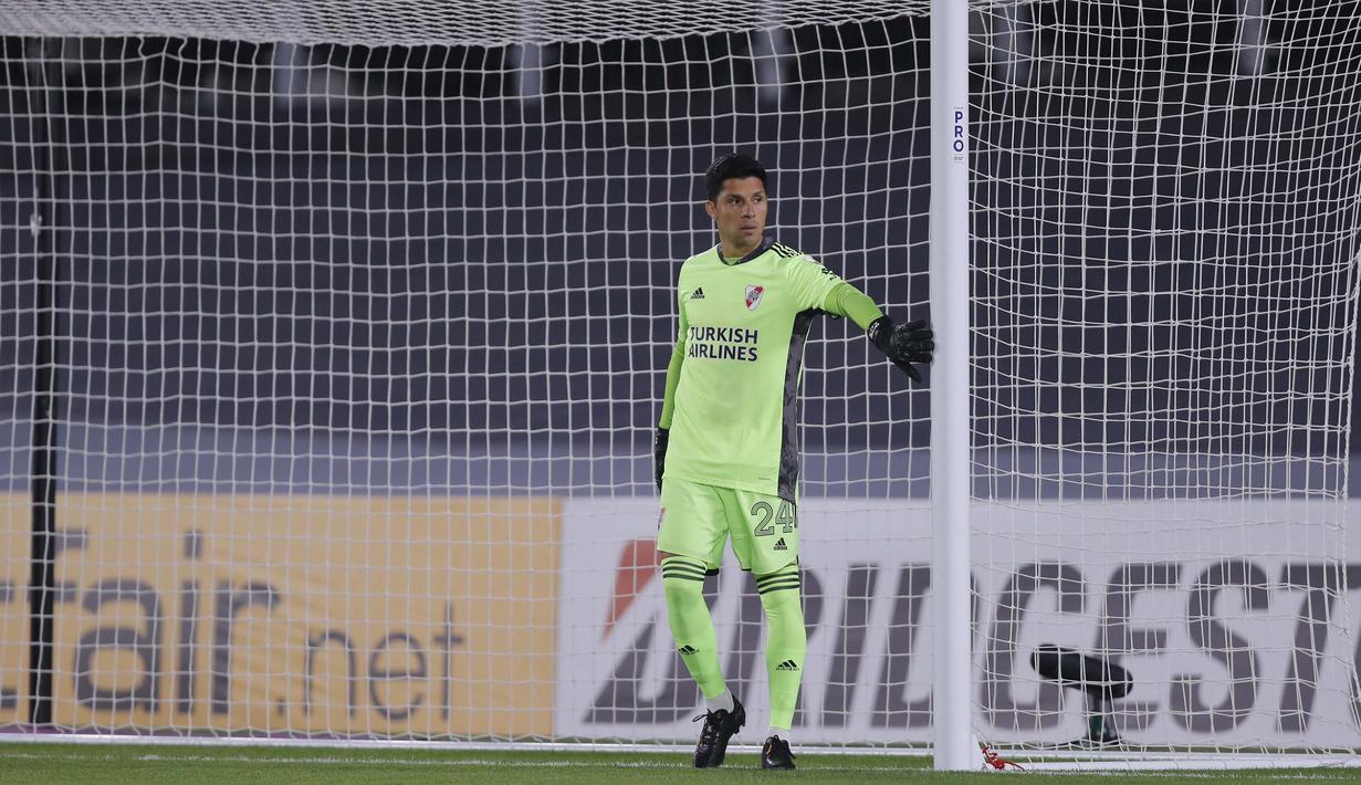 Gelandang River Plate, Enzo Perez terpaksa harus menjadi penjaga gawang saat melawan Santa Fe dalam pertandingan Grup D Copa Libertadores usai empat penjaga gawang yang terdaftar termasuk penjaga gawang inti harus istirahat karena terpapar virus Covid-19. (Foto: AFP/Pool/Juan Ignacio Roncoroni)